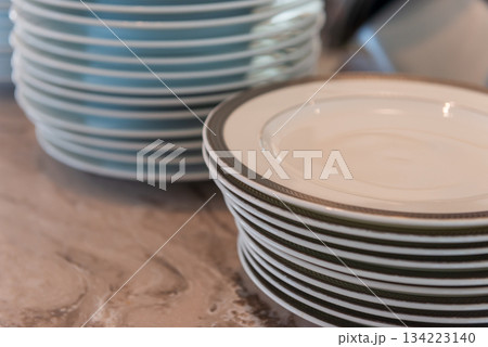 白い皿が整然と並ぶキッチンカウンター 134223140