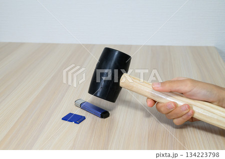 金槌で叩き潰される記録媒体 134223798