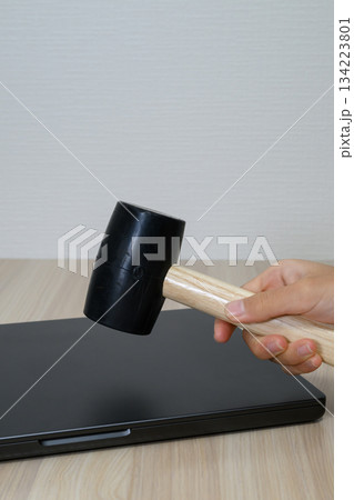 ノートPCと記録媒体に振り下ろされる金槌 134223801