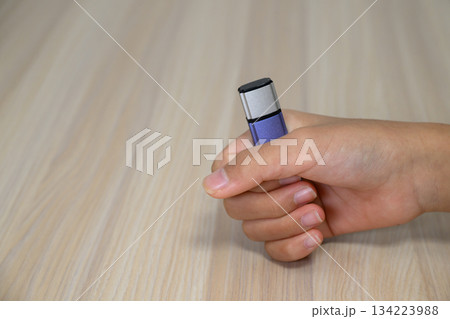 USBメモリを持つ手とコピースペース 134223988