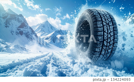 雪山で雪を巻き上げる冬用タイヤのイメージ 134224093
