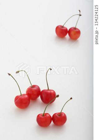 さくらんぼ、白バック、フルーツ 134224125