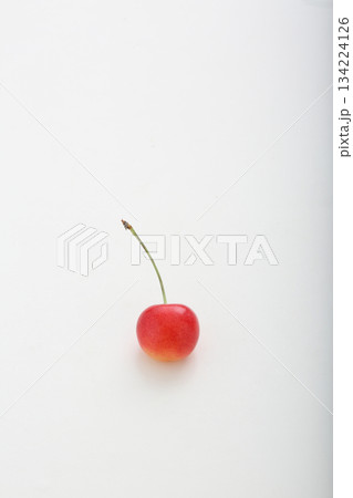 さくらんぼ、白バック、フルーツ 134224126