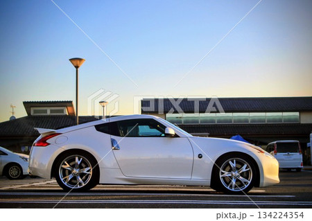 白いスポーツカー 白いスポーツカー 134224354