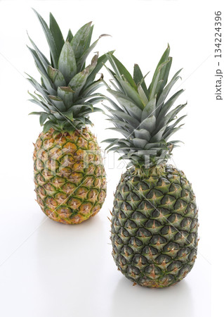 パイナップル、白バック、フルーツ 134224396