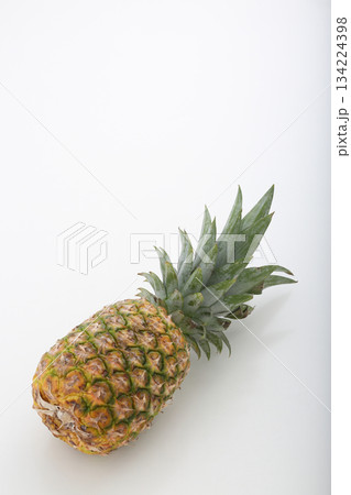 パイナップル、白バック、フルーツ 134224398
