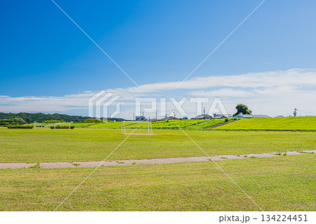 浜松市の天竜川河川敷の風景(静岡県) 浜松市の天竜川河川敷の風景(静岡県) 134224451