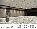 演台のある無人のホール 134224531