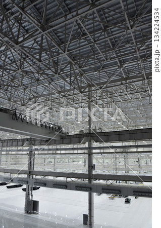 天井の高い工場の内部 天井の高い工場の内部 134224534