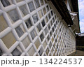白い漆喰が特徴的ななまこ壁 134224537