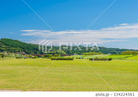 浜松市の天竜川河川敷の風景(静岡県) 134224561