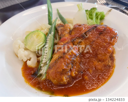 骨付き鶏もも肉のトマト煮込み イタリア風チキンカチャトーラ 骨付き鶏もも肉のトマト煮込み イタリア風チキンカチャトーラ 134224833