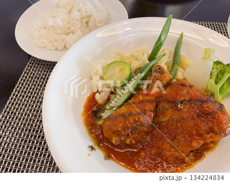 骨付き鶏もも肉のトマト煮込み イタリア風チキンカチャトーラ 骨付き鶏もも肉のトマト煮込み イタリア風チキンカチャトーラ 134224834
