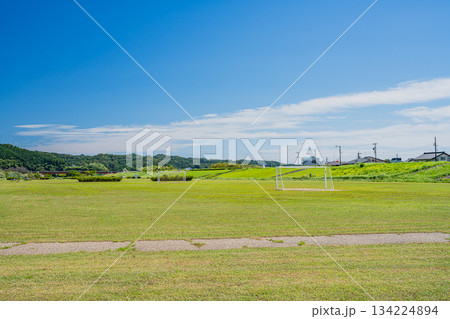 浜松市の天竜川河川敷の風景(静岡県) 134224894