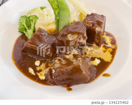 黒毛和牛のデミグラスソース煮込み 高級牛肉の贅沢な一皿 黒毛和牛のデミグラスソース煮込み 高級牛肉の贅沢な一皿 134225402