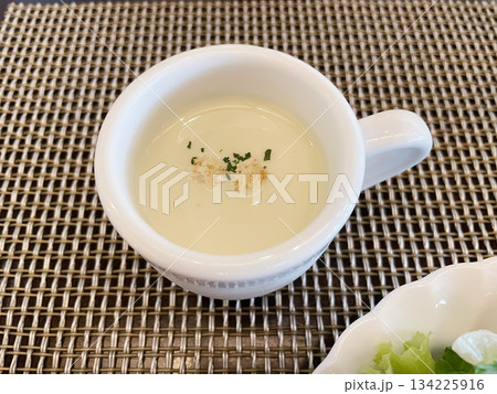 冷製カリフラワースープ 134225916