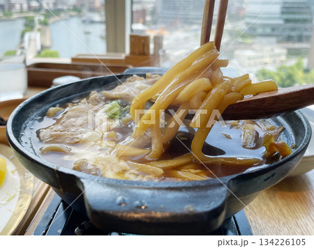 カレー鍋焼きうどん スパイシーなカレー出汁のアツアツ鍋焼き カレー鍋焼きうどん スパイシーなカレー出汁のアツアツ鍋焼き 134226105