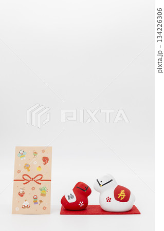 白い背景に置かれた紅白の午の置物と和柄のお年玉袋 お正月のイメージ 白い背景に置かれた紅白の午の置物と和柄のお年玉袋 お正月のイメージ 134226306