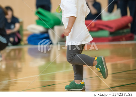 【保育園の運動会 障害物競走】 【保育園の運動会 障害物競走】 134227152