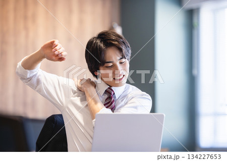 悩むビジネスマン 悩むビジネスマン 134227653