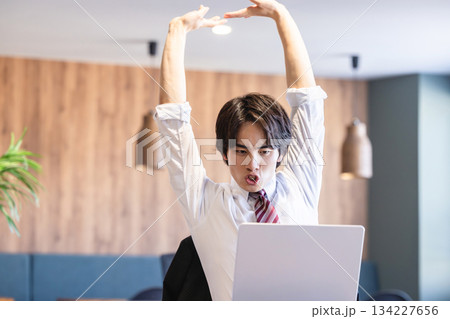 オフィスで背伸びするビジネスマン 134227656