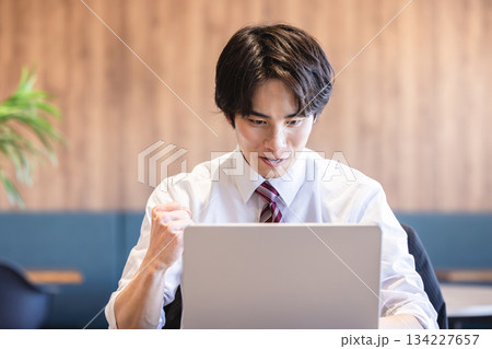 若いビジネスマン 134227657