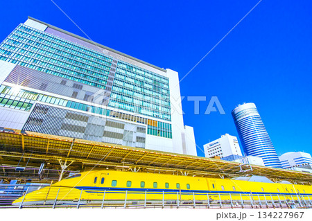 日本の横浜都市景観 珍景＆初光景。幸運を呼ぶ新幹線・ドクターイエローや新横浜駅などを望む。希望の光 134227967