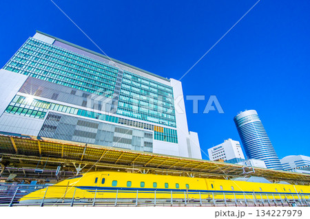 日本の横浜都市景観 珍景＆初光景。幸運を呼ぶ新幹線・ドクターイエローや新横浜駅などを望む。黄金時代へ 134227979