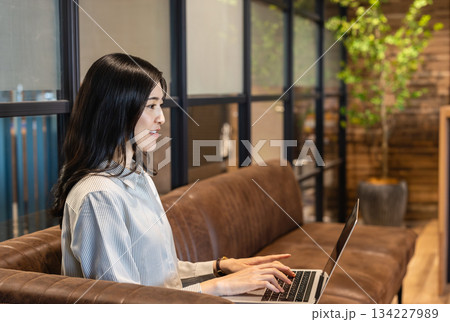 カフェでパソコンをする女性 カフェでパソコンをする女性 134227989
