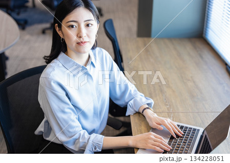 パソコンを使うビジネスウーマン 134228051