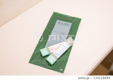 トイレに置かれた検便キット トイレに置かれた検便キット 134228894