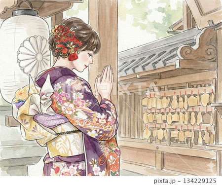 初詣でお参りをする着物の女性 134229125