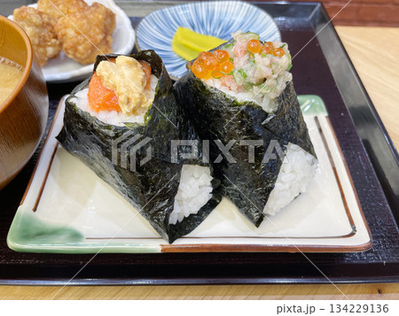 ねぎとろいくらおにぎりと明太子クリームチーズおにぎり 豪華な具材の手巻き風おにぎり 134229136