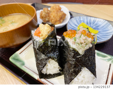 ねぎとろいくらおにぎりと辛子明太子クリームチーズ醤油漬けおにぎり 134229137