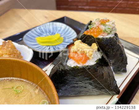 ねぎとろいくらおにぎりと辛子明太子クリームチーズ醤油漬けおにぎり 134229138