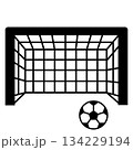 サッカーゴールとボールのシンプルなモノクロイラスト 134229194