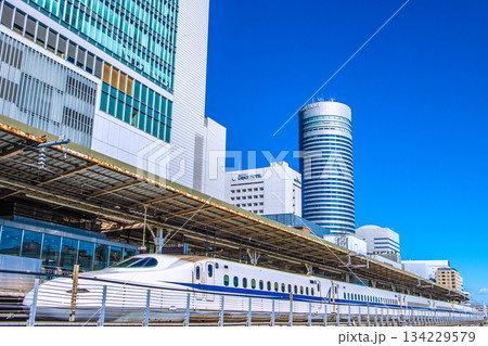 日本の横浜都市景観インバウンド続く…新横浜駅や新幹線、横浜プリンスHなどを望む。新時代に希望の光 134229579