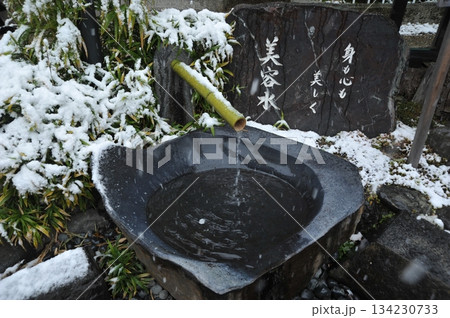 冬の八坂神社 美御前社　美容水 134230733