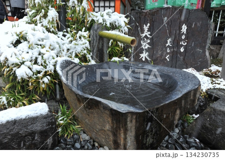 冬の八坂神社 美御前社　美容水 134230735