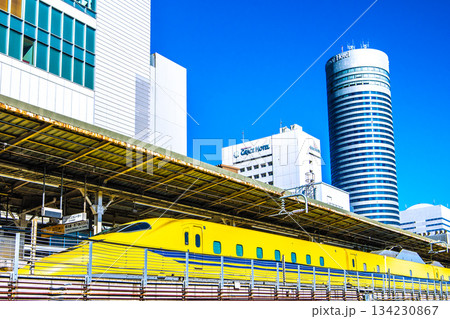 日本の横浜都市景観 珍景＆初光景。幸運を呼ぶ新幹線・ドクターイエローや新横浜駅などを望む。黄金時代へ 134230867