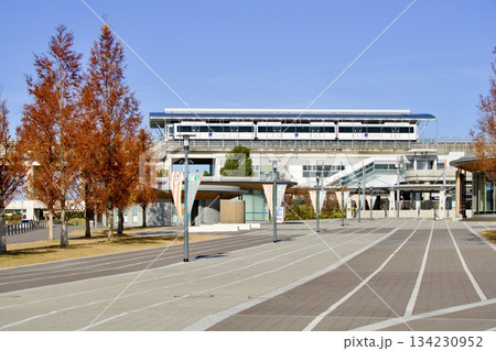 ジブリパークのエントランスとリニモ 駅前からのアクセス風景 ジブリパークのエントランスとリニモ 駅前からのアクセス風景 134230952