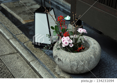 お正月の花が飾られた祇園 134231094