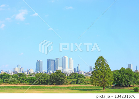 愛知県名古屋市、庄内川河川敷から見た名古屋駅周辺超高層ビル群の風景 134231670