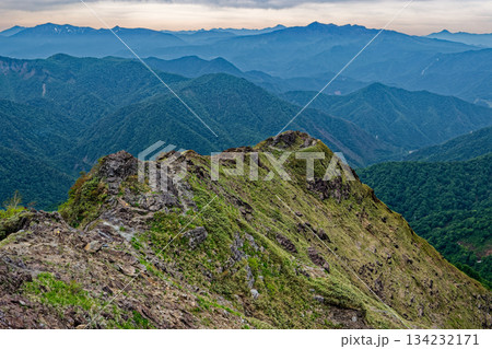 谷川岳・西黒尾根の登りから見る尾瀬・日光・上州武尊山の山並み 134232171