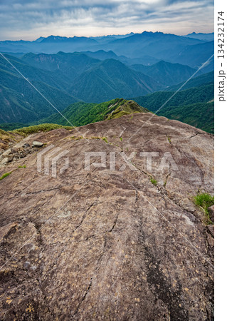 谷川岳・西黒尾根の氷河の跡と尾瀬・日光・上州武尊山の山並み 134232174