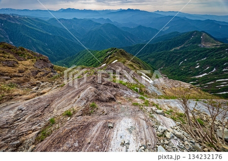 谷川岳・西黒尾根の氷河の跡と尾瀬・日光・上州武尊山の山並み 134232176