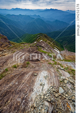 谷川岳・西黒尾根の氷河の跡と尾瀬・日光・上州武尊山の山並み 134232178