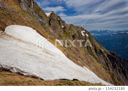 谷川岳・西黒尾根の残雪と巻機山の眺め 谷川岳・西黒尾根の残雪と巻機山の眺め 134232180