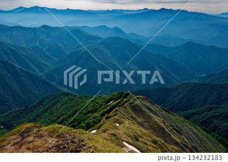 谷川岳・西黒尾根の登りから見る尾瀬・日光・上州武尊山の山並み 134232183