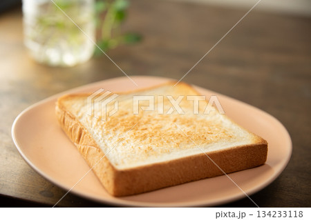 トースターで焼いた食パンのイメージ 134233118
